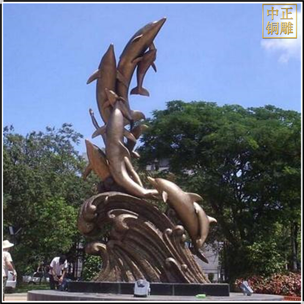 廣場(chǎng)海豚雕塑.jpg