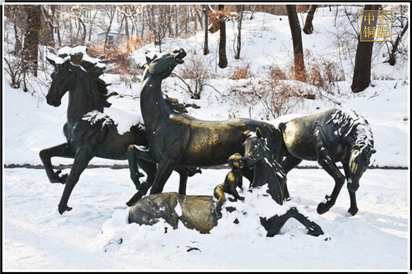 雪中銅馬雕塑